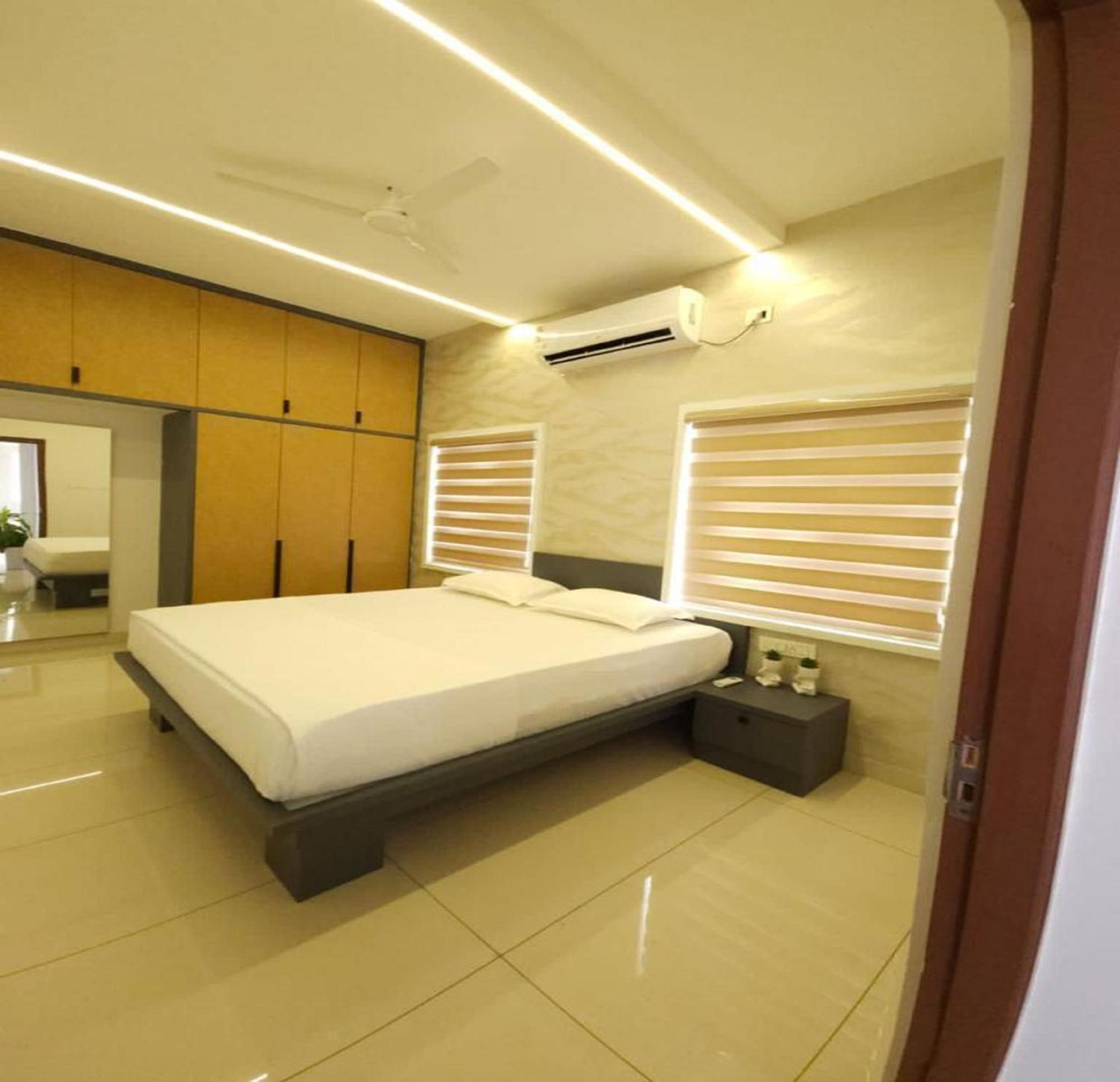 Thulasi Avenue Inn Pollāchi エクステリア 写真
