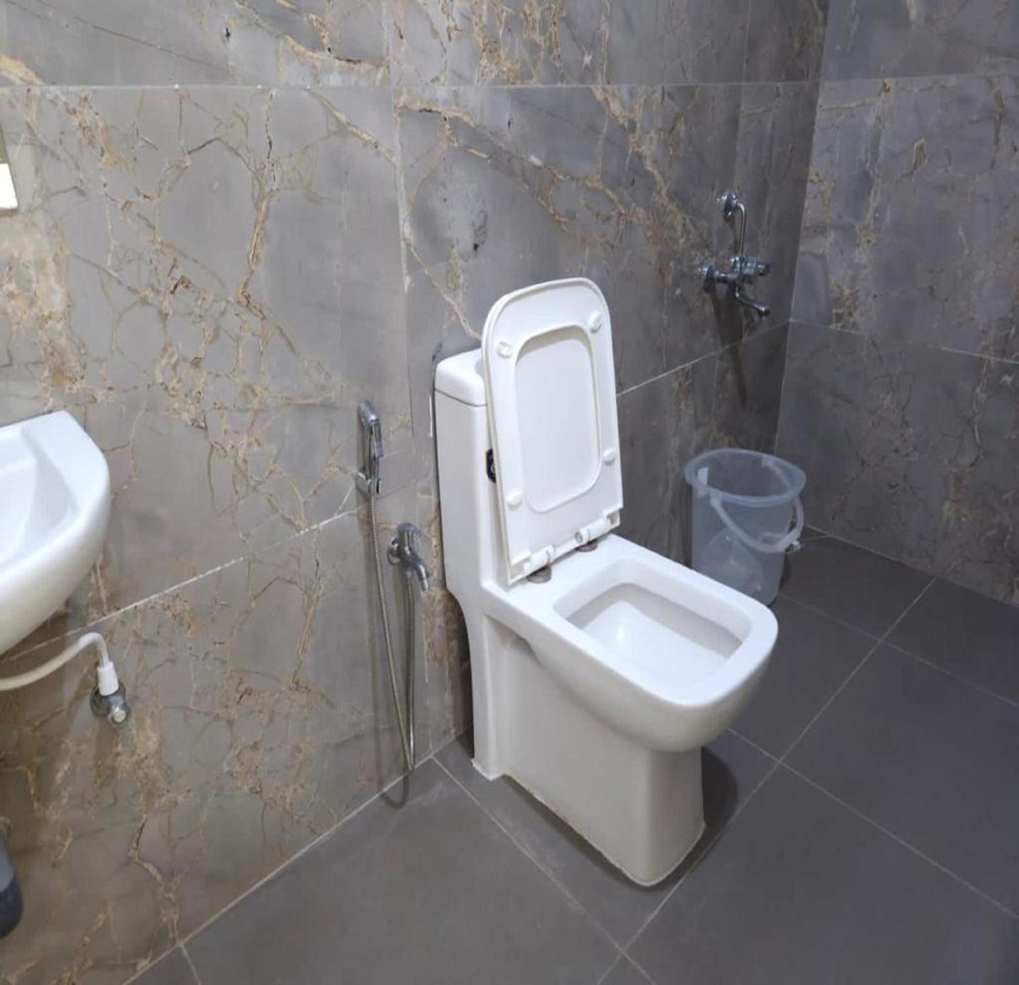 Thulasi Avenue Inn Pollāchi エクステリア 写真
