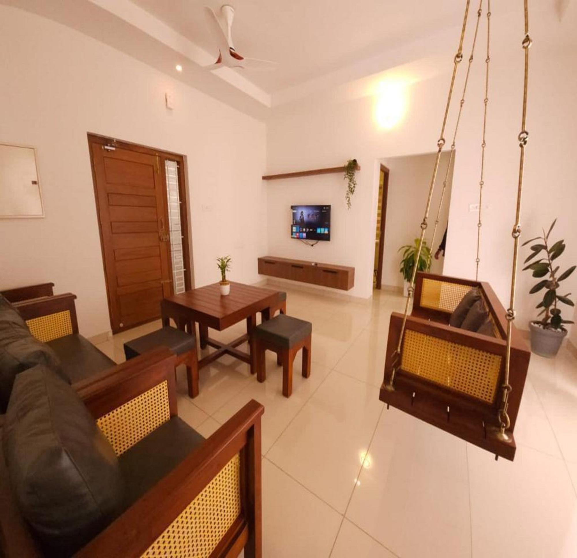 Thulasi Avenue Inn Pollāchi エクステリア 写真