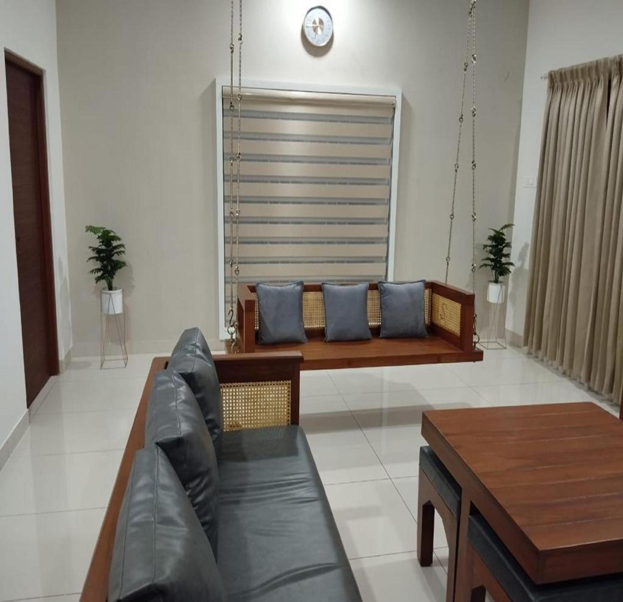 Thulasi Avenue Inn Pollāchi エクステリア 写真
