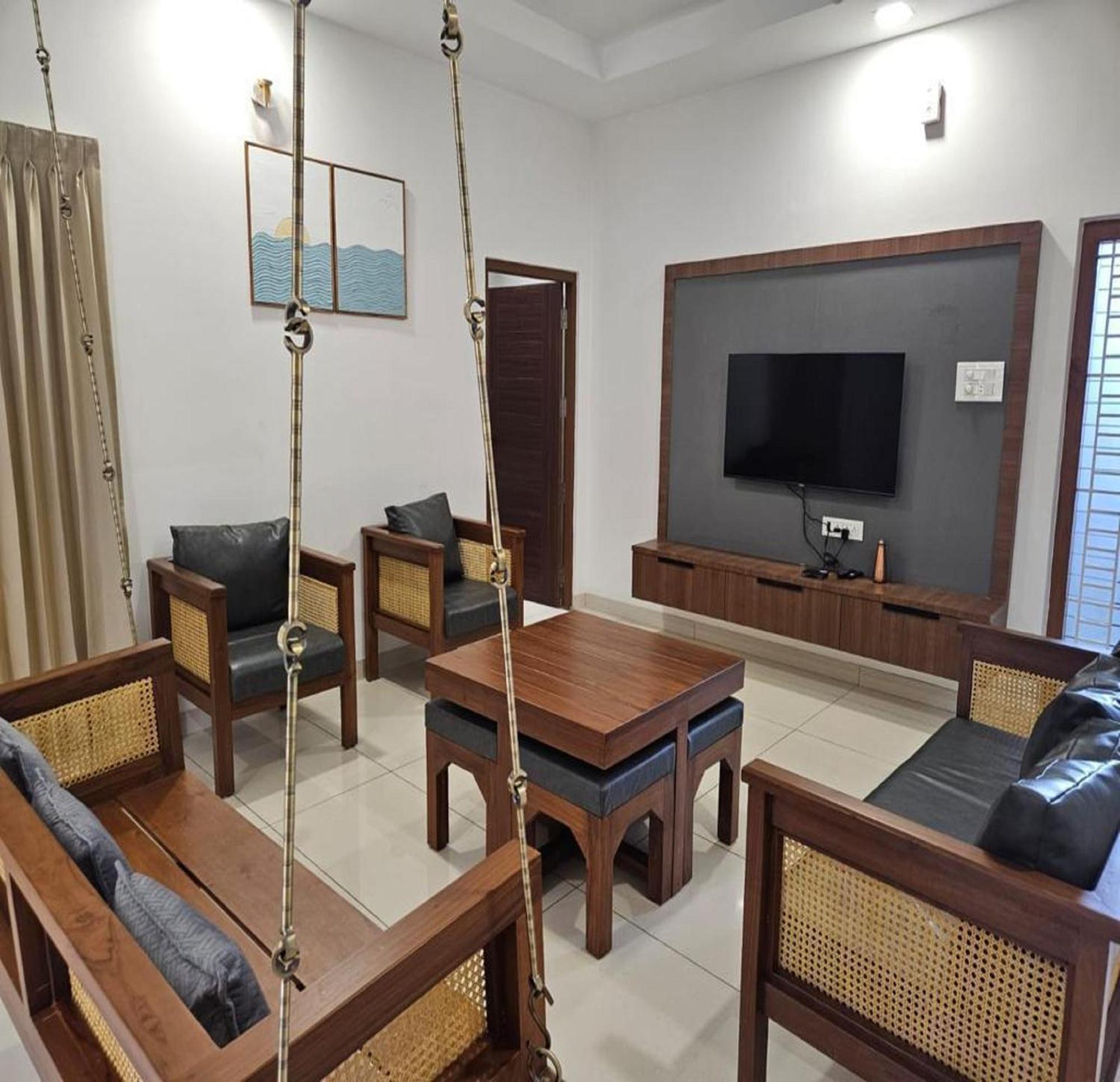 Thulasi Avenue Inn Pollāchi エクステリア 写真