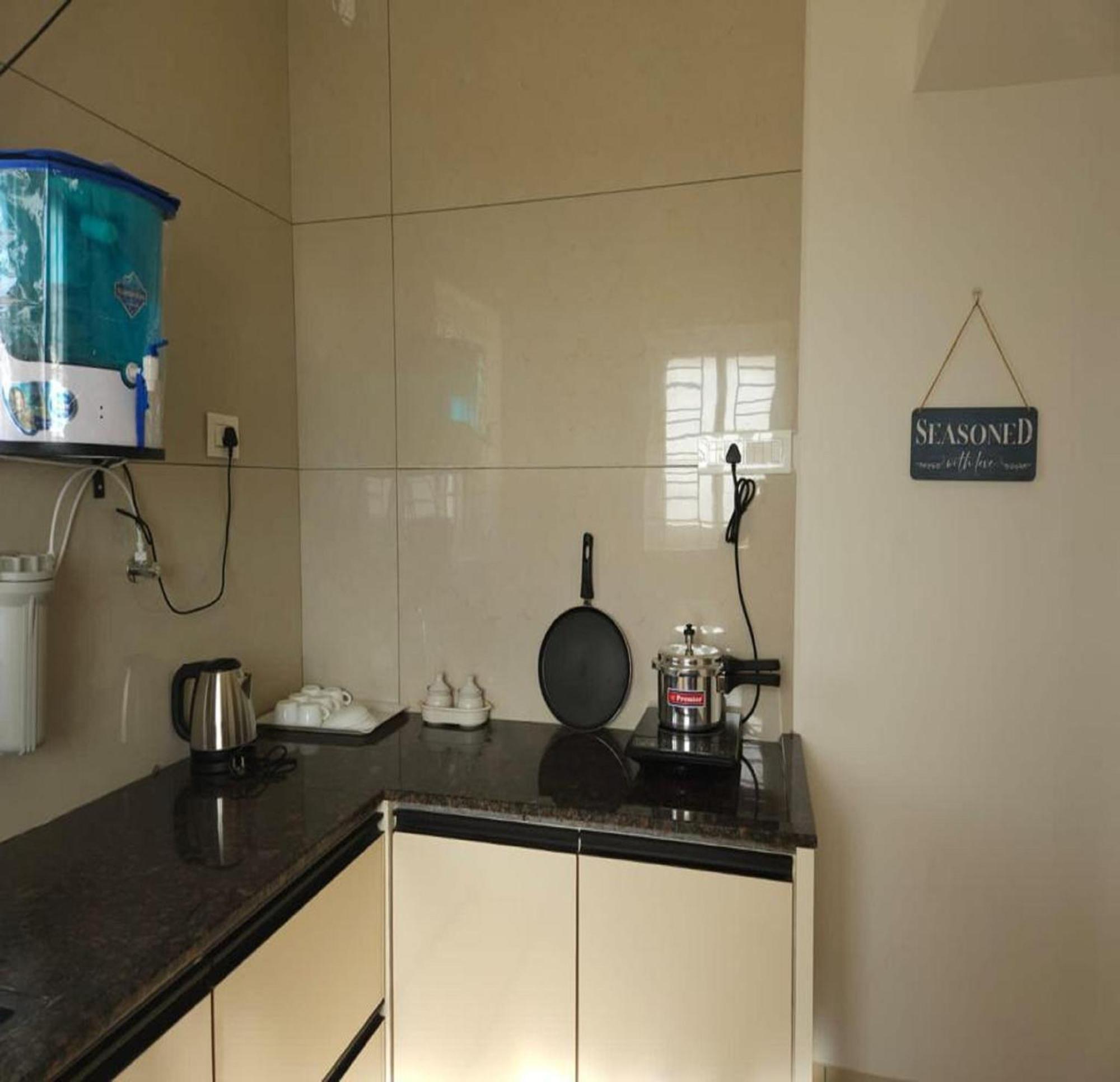 Thulasi Avenue Inn Pollāchi エクステリア 写真