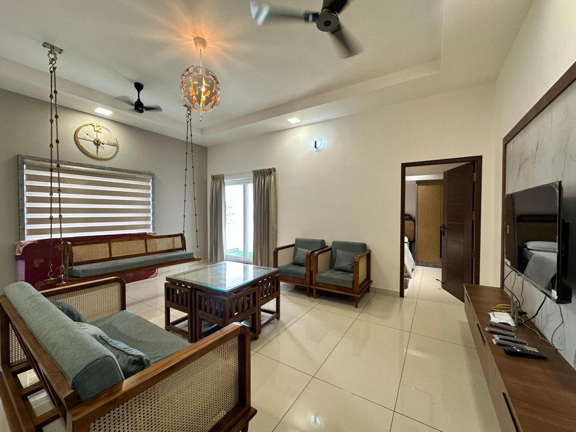 Thulasi Avenue Inn Pollāchi エクステリア 写真